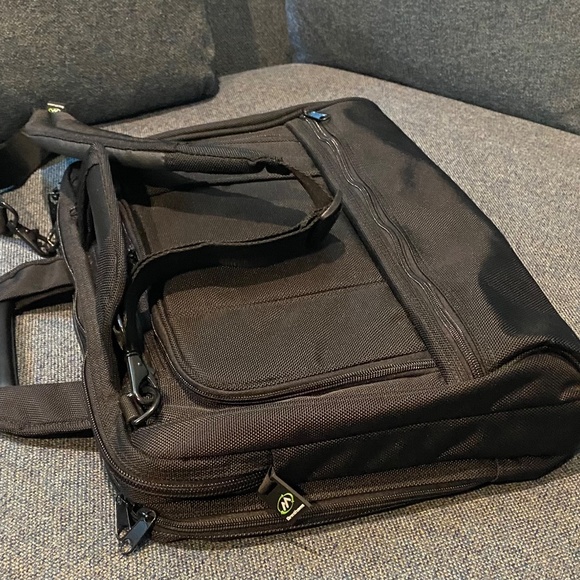Brenthaven 16” x 13 1/2” Computer Bag Lightweight  Black Like New, Luggage strap - Picture 4 of 14